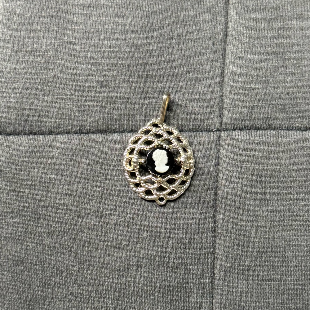 Vintage Cameo Pendant!